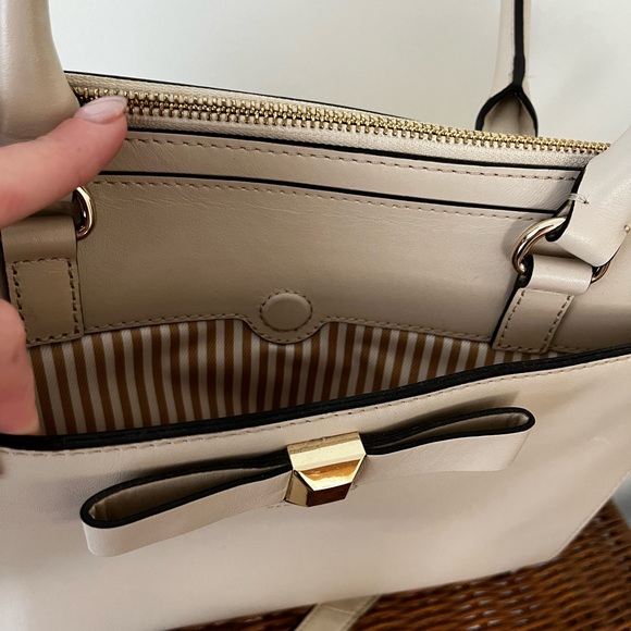 Kate spade purse with removable cross body strap - Picture 3 of 6